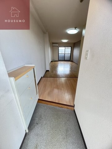 物件内観写真11　(ゆったりとした玄関です)