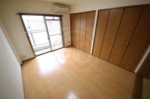 寝室(落ち着いて過ごせるお部屋なので、寝室にいかがでしょうか)