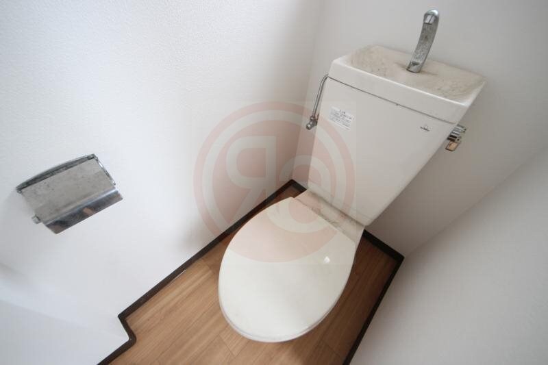 物件内観写真10　(落ち着いた色調のトイレです)