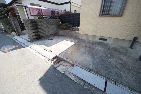 駐車場(駐車場に車を止められます)
