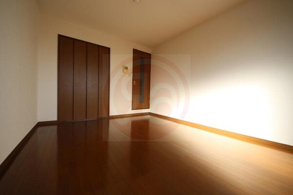 寝室(広くて明るい寝室)