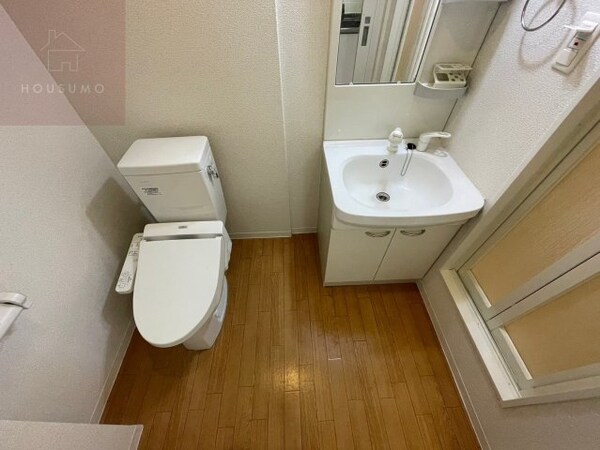 洗面・脱衣所(落ち着いた色調の寝室です)