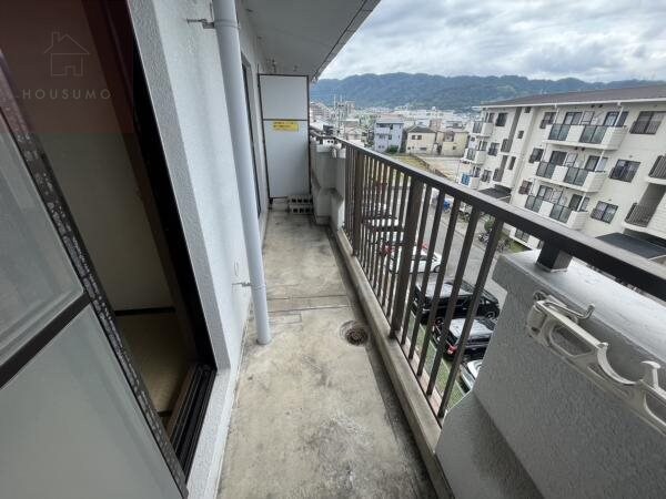 バルコニー(外からの目が気にならないバルコニーで洗濯物が干せます)