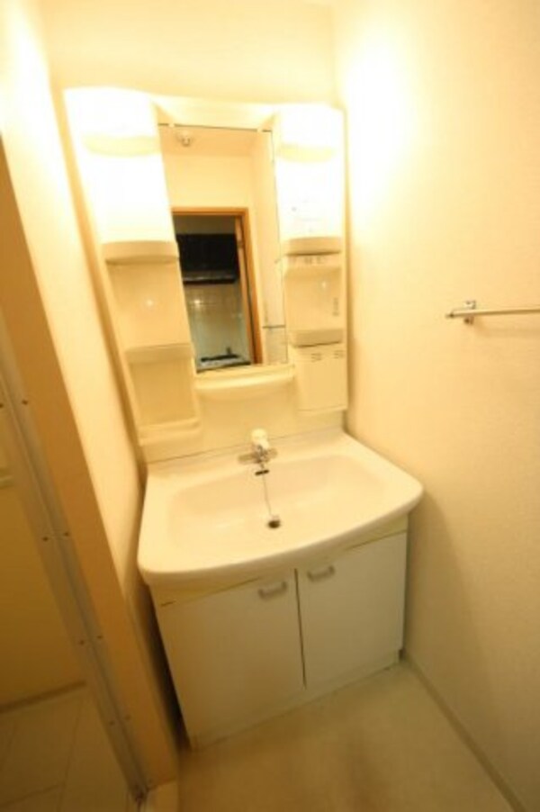 独立洗面台(独立洗面台あり、毎朝おしゃれに忙しい女性の方におすすめです)