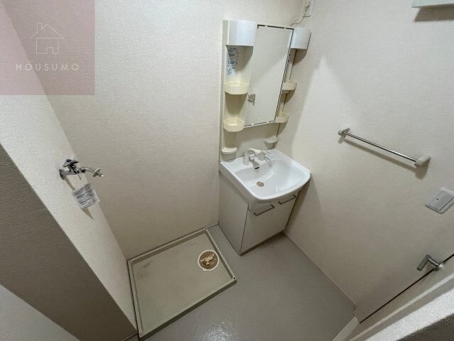 物件内観写真10　(朝の身支度には欠かせない独立洗面化粧台)