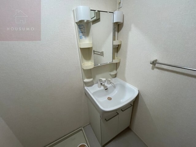 物件内観写真24　(独立洗面台、小物を置くことができて便利です)