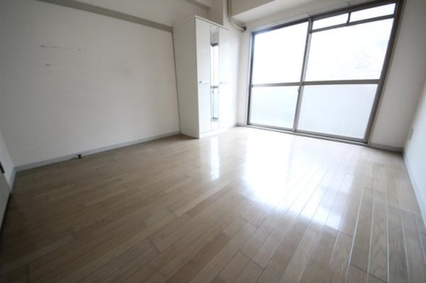 寝室(広くて明るい寝室)