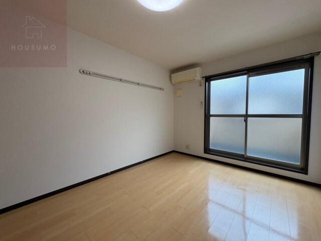 物件内観写真3　(こちらの居間で趣味の時間をお楽しみください)