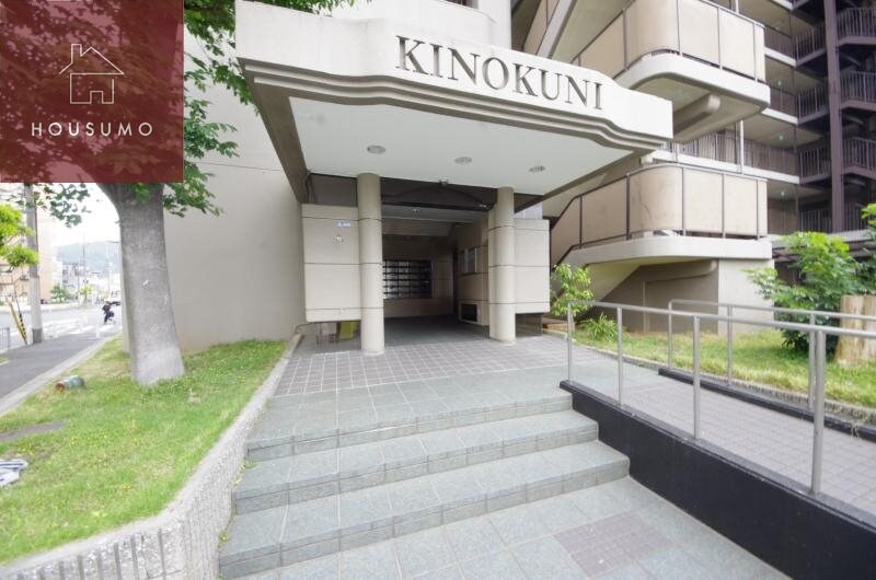 物件外観写真4　(落ち着いたエントランスです)