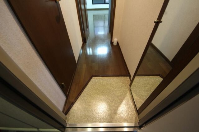 物件内観写真9　(ゆったりとした玄関です)