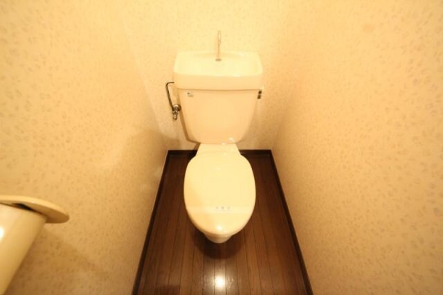 物件内観写真12　(ゆったりとした空間のトイレです)