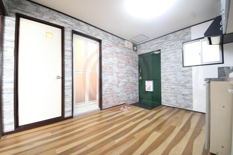 物件内観写真11　(こちらのリビングで趣味の時間をお楽しみください)