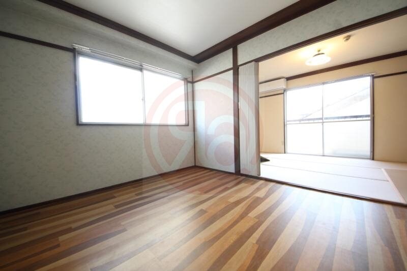 物件内観写真12　(開放的な寝室です)