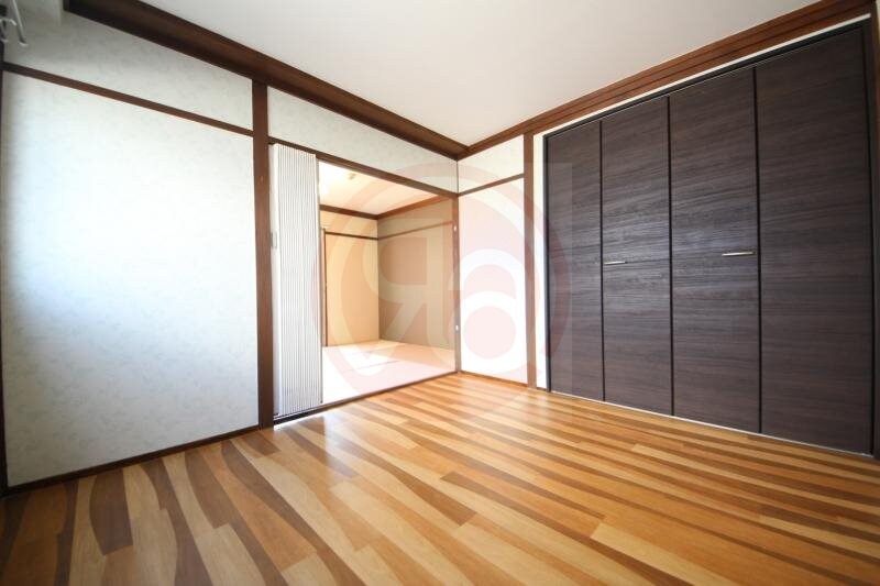 物件内観写真25　(落ち着いた色調の洋室です)