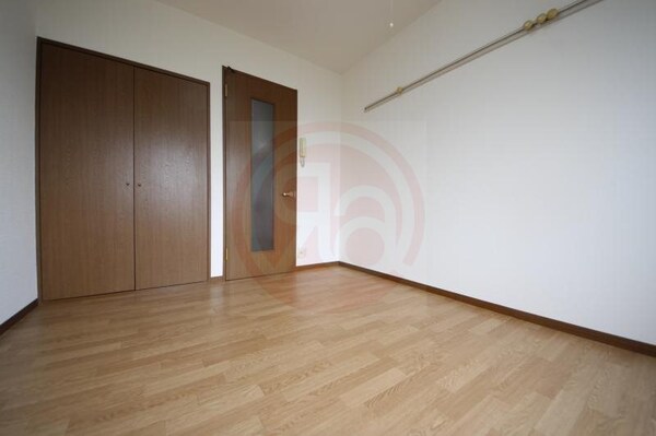 居室(こちらの居間で趣味の時間をお楽しみください)