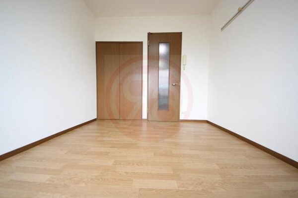 内装他(明るい色調の室内です)