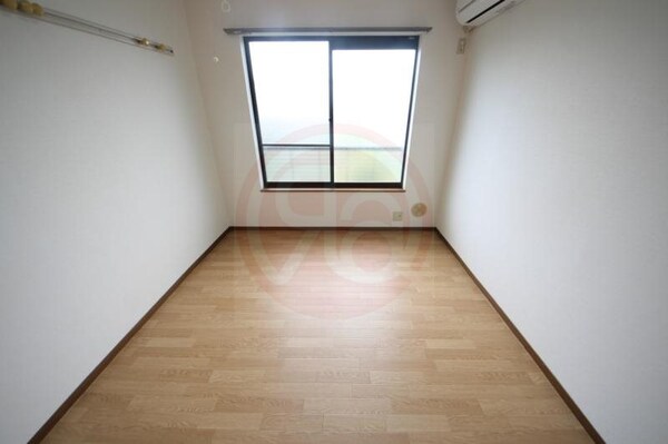 寝室(落ち着いて過ごせるお部屋なので、寝室にいかがでしょうか)