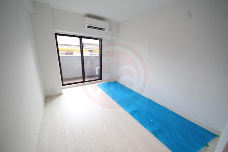 物件内観写真12　(開放的な寝室です)