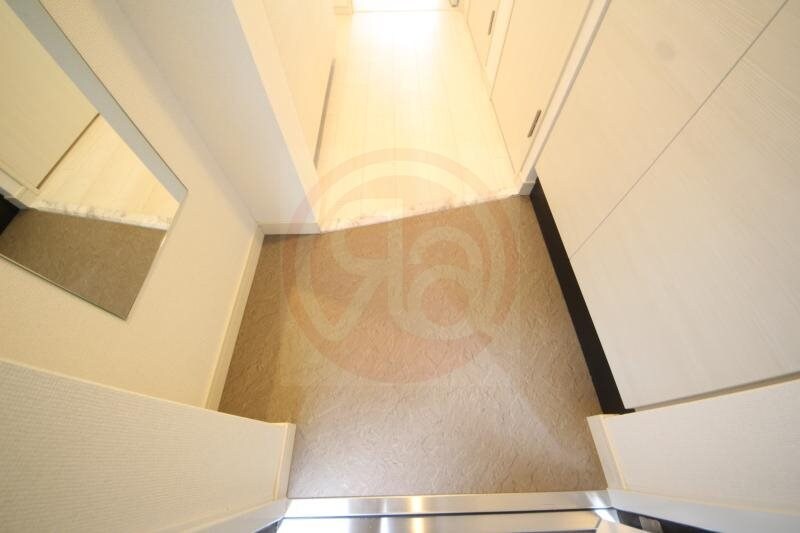 物件内観写真16　(ゆったりとした玄関です)