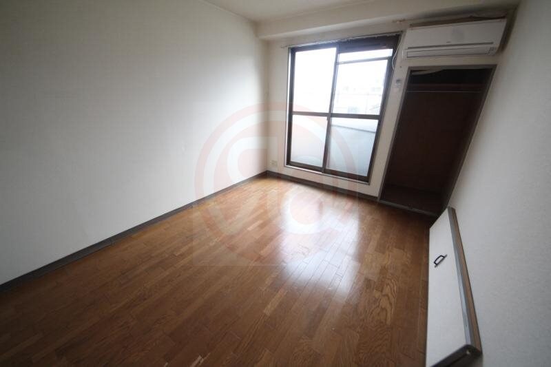 物件内観写真11　(落ち着いた色調の寝室です)