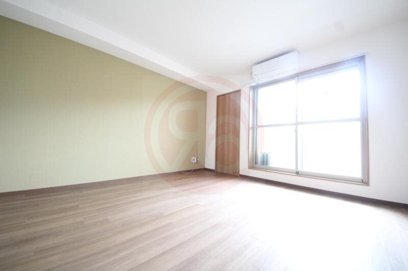 物件内観写真13　(広くて明るい寝室)