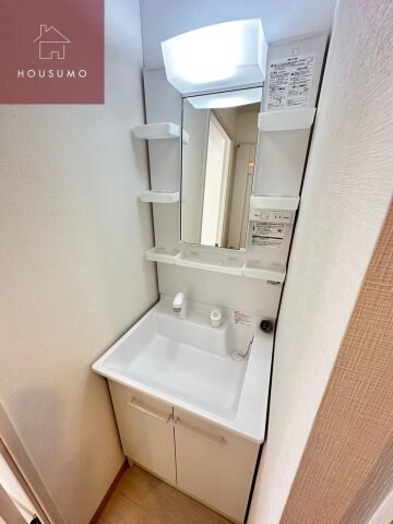 物件内観写真10　(独立洗面台、朝の身支度には欠かせません)