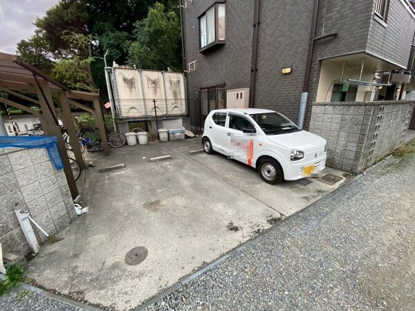 駐車場(駐車場があるので、車を買う予定の方も安心です)