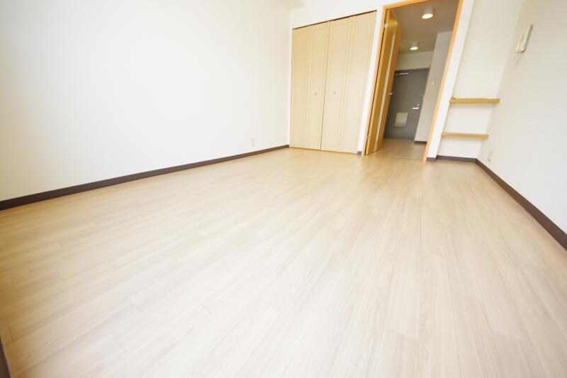 物件内観写真9　(広くて明るい寝室)