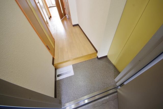 物件内観写真11　(ゆったりとした玄関です)