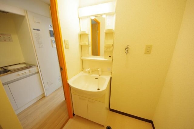 物件内観写真21　(独立洗面台、小物を置くことができて便利です)