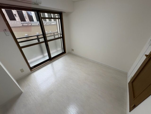 物件内観写真3　(こちらのリビングで趣味の時間をお楽しみください)