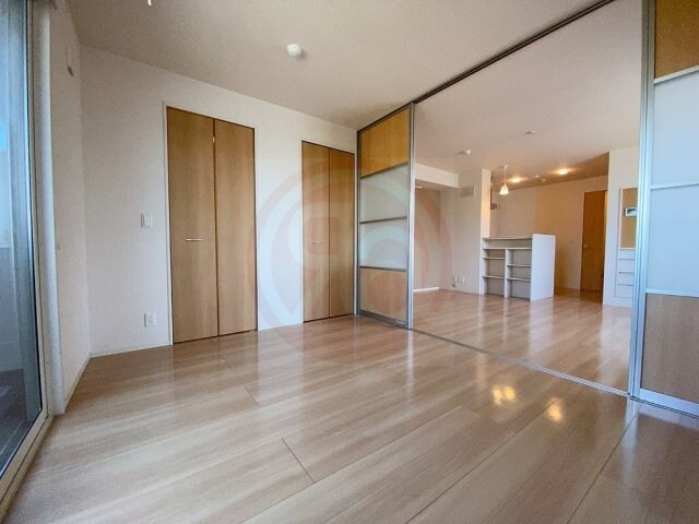 物件内観写真9　(明るい色調の室内です)