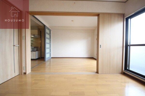 居室(こちらの居間で趣味の時間をお楽しみください
建物外観を気にな)