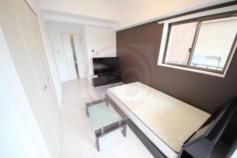 物件内観写真12　(広くて明るい寝室)