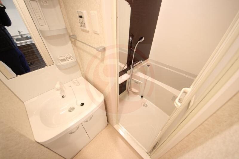 物件内観写真18　(ゆったりとスペースのある洗面所)