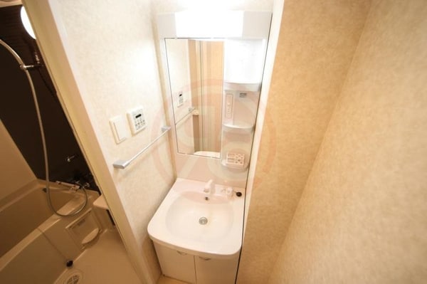 独立洗面台(独立洗面台で身支度をすべて済ませてしまいましょう)