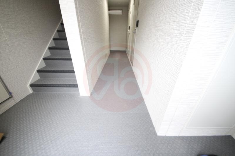 物件外観写真2　(ゆとりのあるエントランスです)