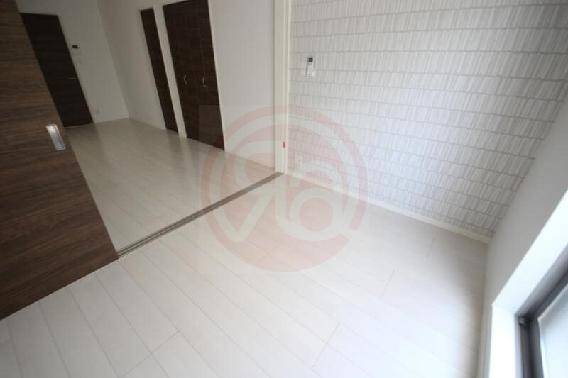 物件内観写真13　(広くて明るい寝室)