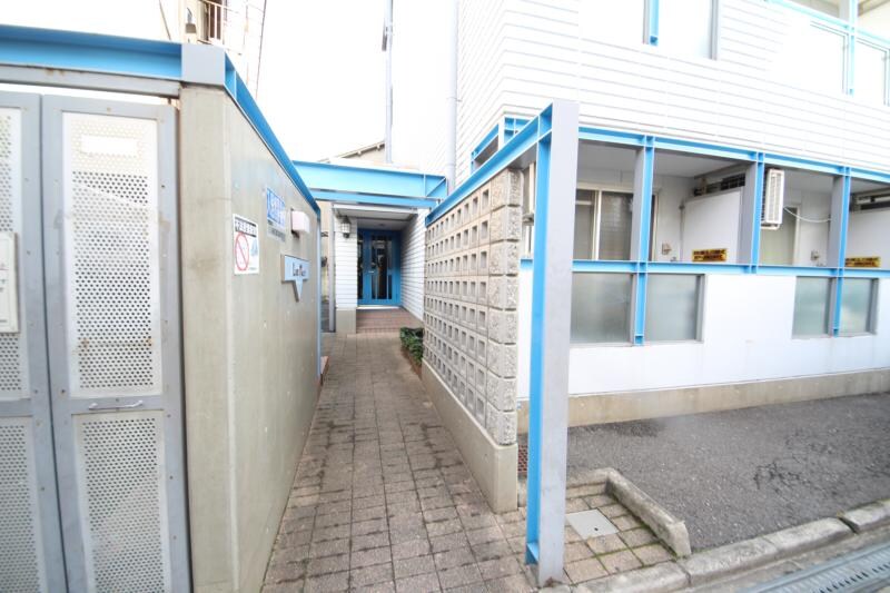 物件外観写真2　(落ち着いたエントランスです)