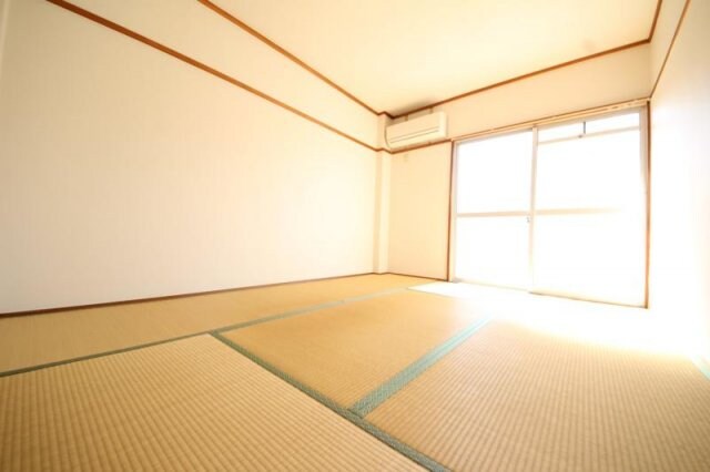 物件内観写真5　(ゆったり過ごせるリビングです)