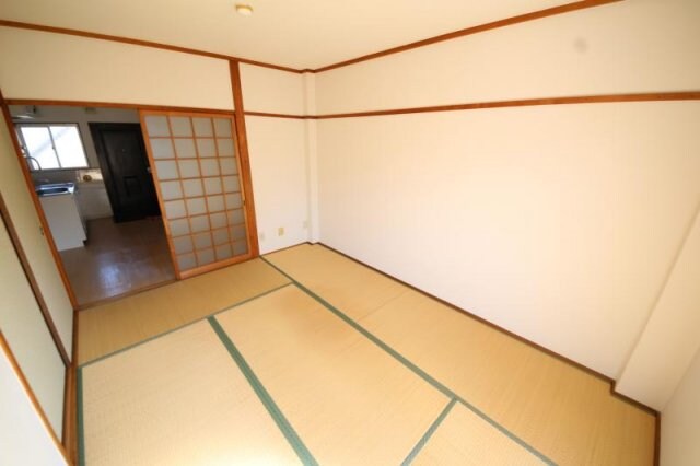 物件内観写真16　(こちらのリビングで趣味の時間をお楽しみください)