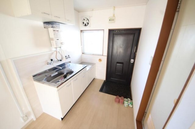 物件内観写真26　(明るい色調の室内です)