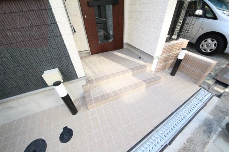 物件外観写真2　(清潔なエントランスです)