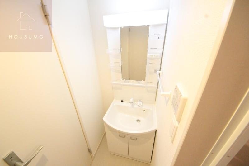 物件内観写真12　(独立洗面台で身支度をすべて済ませてしまいましょう)
