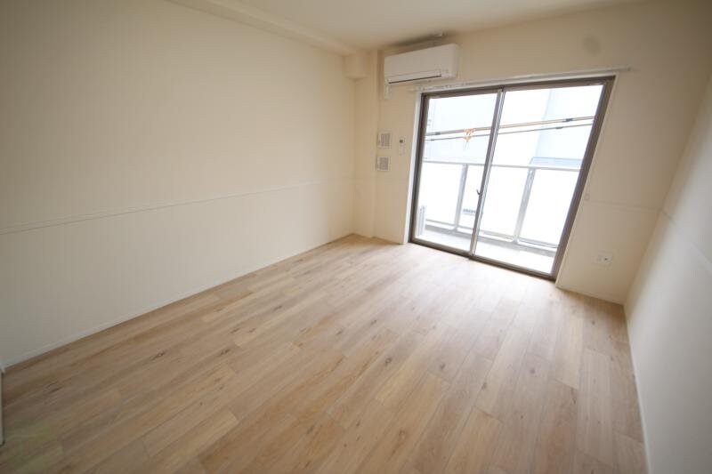 物件内観写真22　(明るい洋室です)