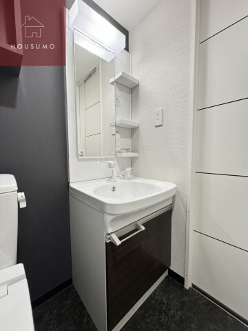 物件内観写真16　(独立洗面台、小物を置くことができて便利です)