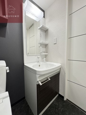 物件内観写真16　(独立洗面台、小物を置くことができて便利です)