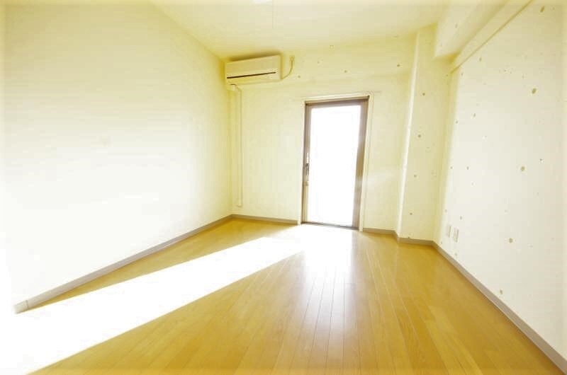 物件内観写真5　(こちらのリビングで趣味の時間をお楽しみください)