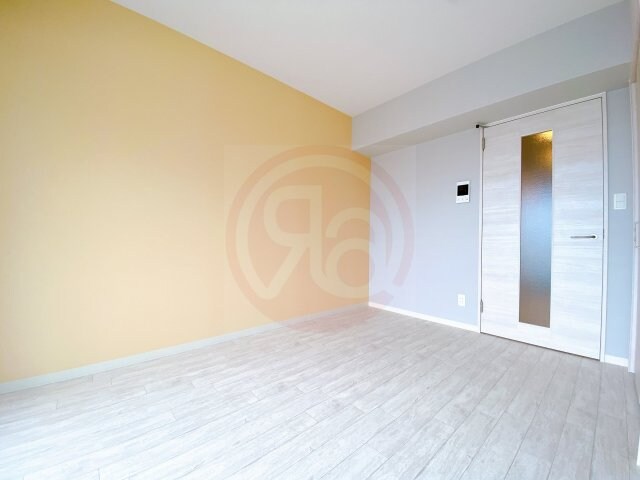 物件内観写真9　(落ち着いた色調の洋室です)