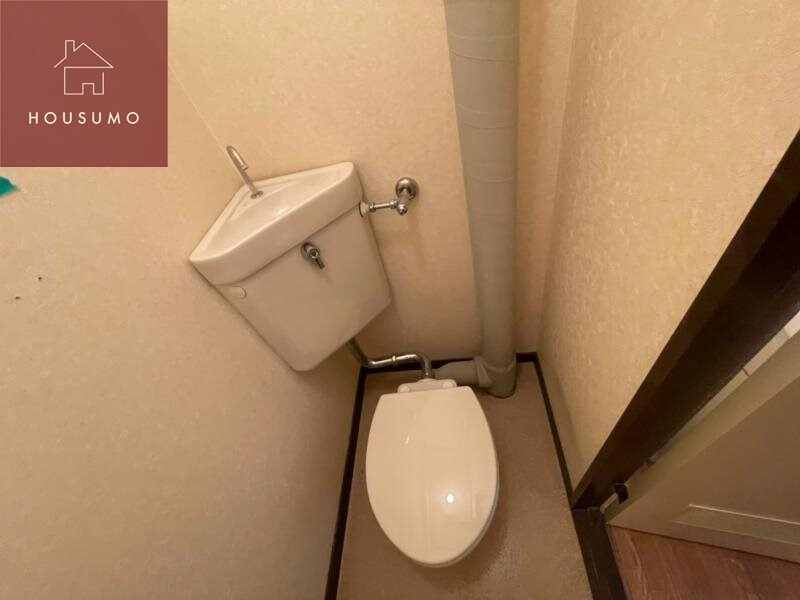 物件内観写真9　(落ち着いた色調のトイレです)